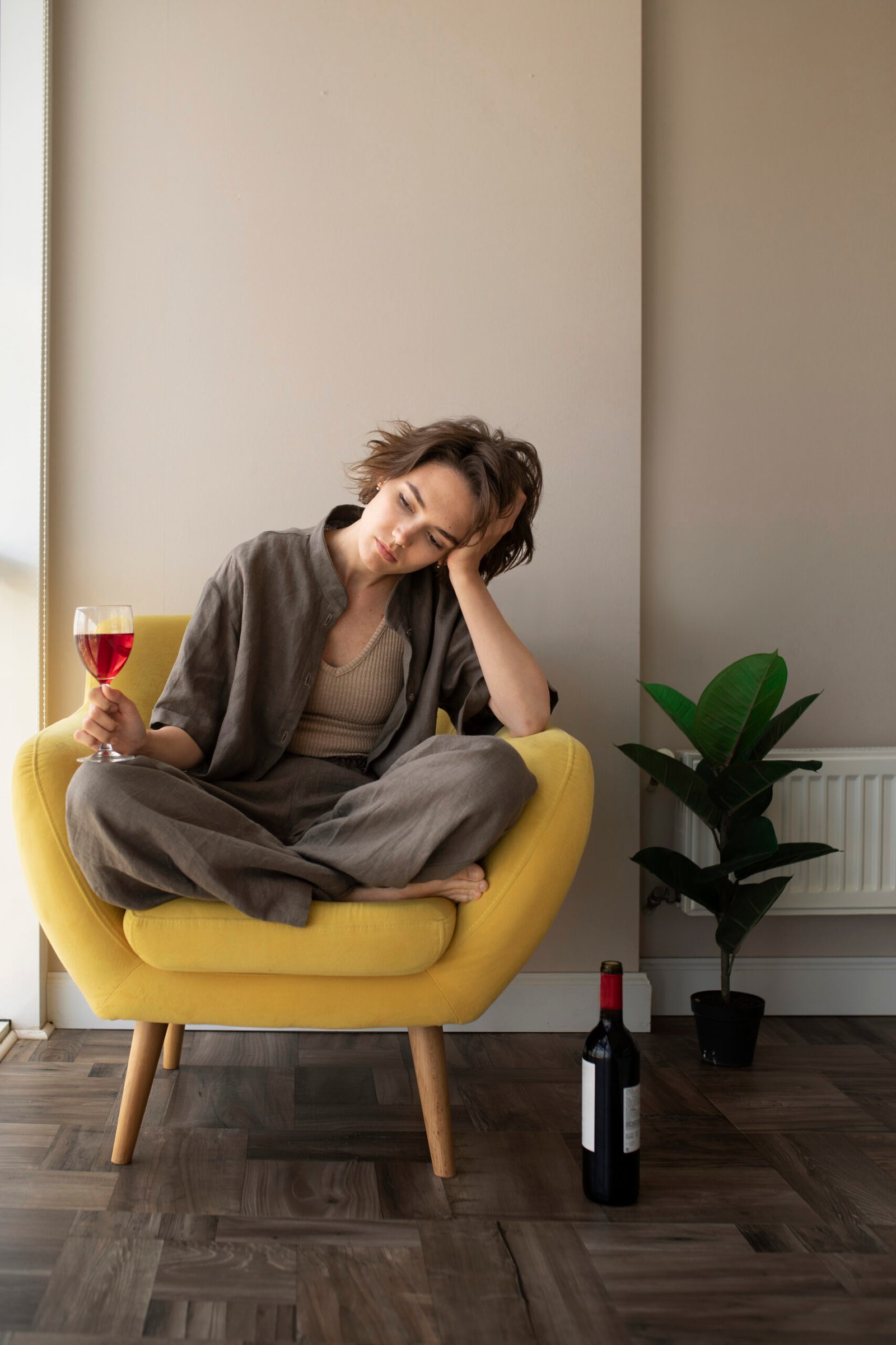full-shot-woman-holding-wine-glass